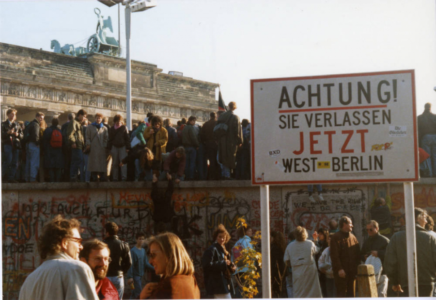 Menschenmenge vor dem Brandenburger Tor